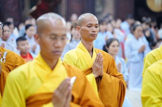 Đêm giao thừa chào đón năm Ất Tỵ 2025