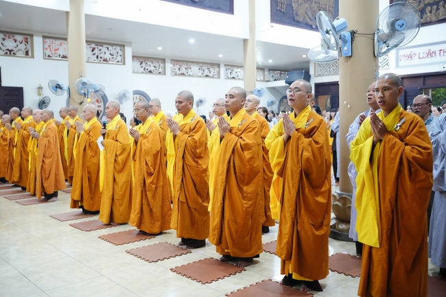 Đêm giao thừa chào đón năm Ất Tỵ 2025