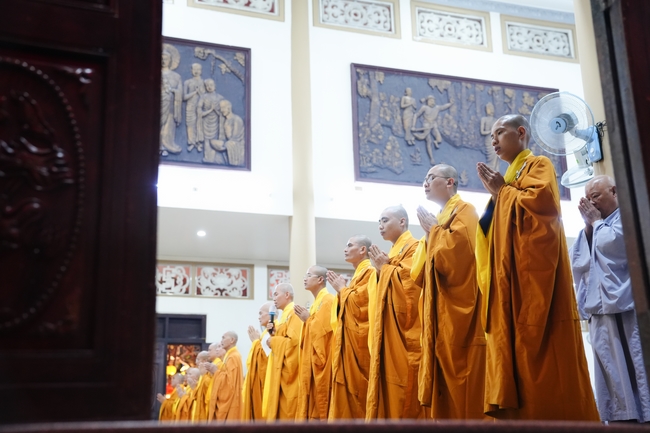 Đêm giao thừa chào đón năm Ất Tỵ 2025