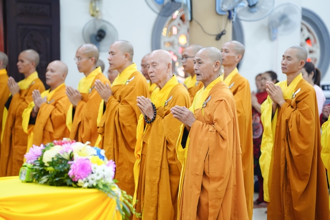 Đêm giao thừa chào đón năm Ất Tỵ 2025