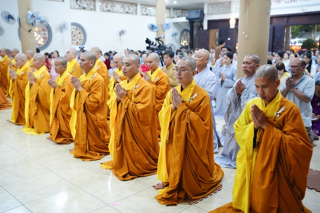 Đêm giao thừa chào đón năm Ất Tỵ 2025