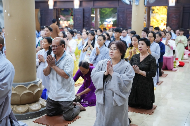 Đêm giao thừa chào đón năm Ất Tỵ 2025