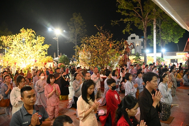 Đêm giao thừa chào đón năm Ất Tỵ 2025