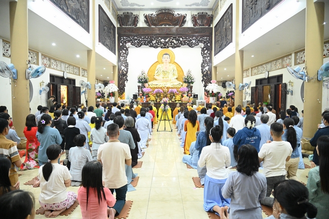 Đêm giao thừa chào đón năm Ất Tỵ 2025