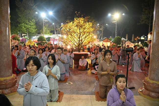 Đêm giao thừa chào đón năm Ất Tỵ 2025