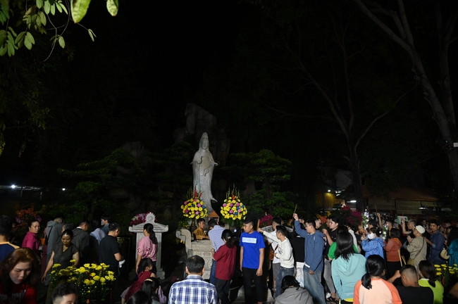 Đêm giao thừa chào đón năm Ất Tỵ 2025