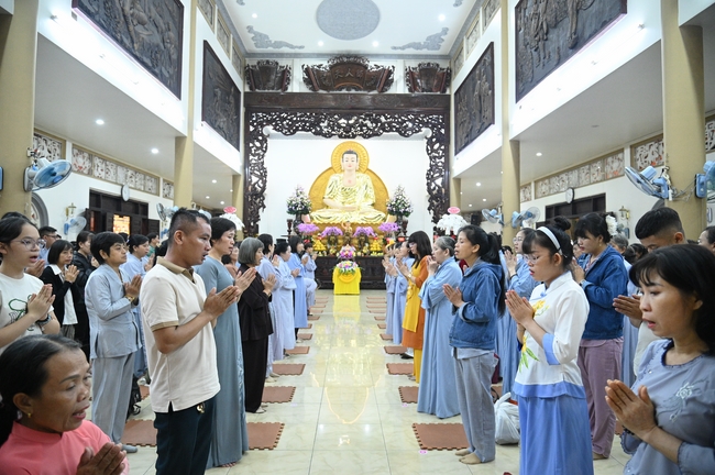 Đêm giao thừa chào đón năm Ất Tỵ 2025