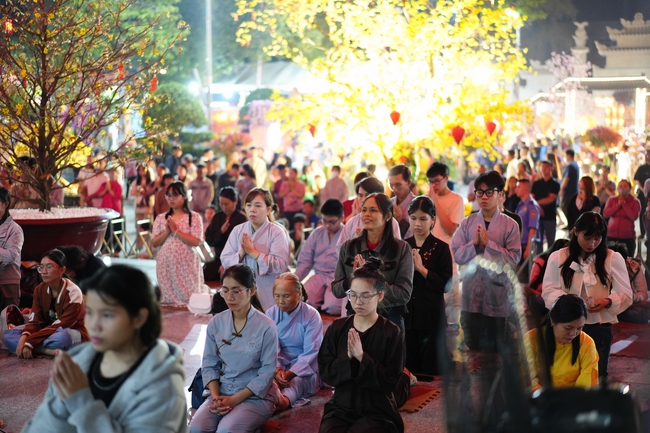 Đêm giao thừa chào đón năm Ất Tỵ 2025