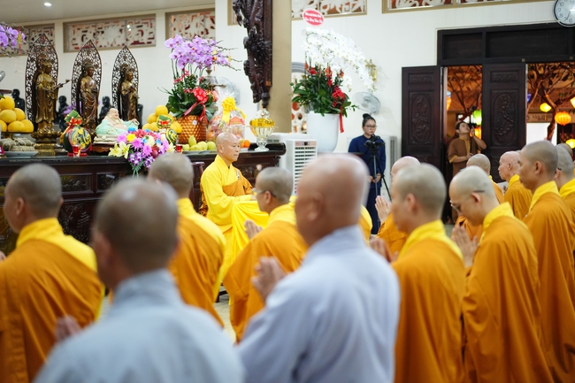 Đêm giao thừa chào đón năm Ất Tỵ 2025