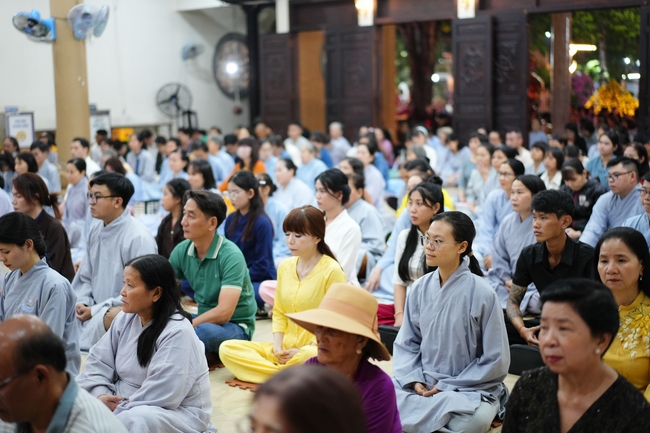 Đêm giao thừa chào đón năm Ất Tỵ 2025