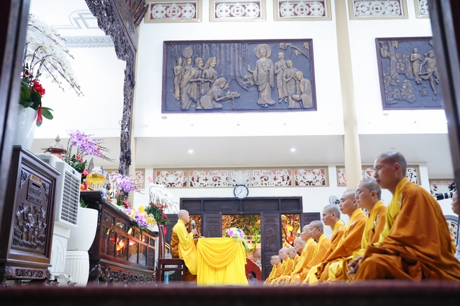 Đêm giao thừa chào đón năm Ất Tỵ 2025