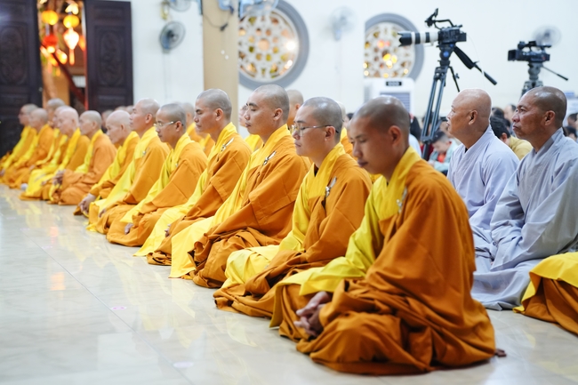 Đêm giao thừa chào đón năm Ất Tỵ 2025