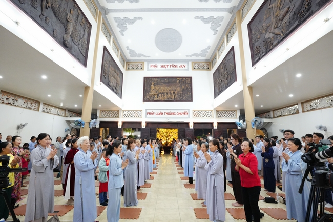 Đêm giao thừa chào đón năm Ất Tỵ 2025