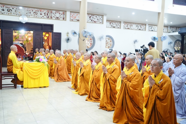 Đêm giao thừa chào đón năm Ất Tỵ 2025