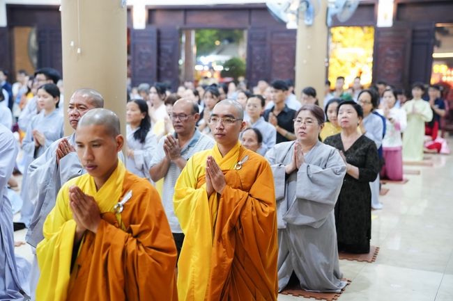 Đêm giao thừa chào đón năm Ất Tỵ 2025