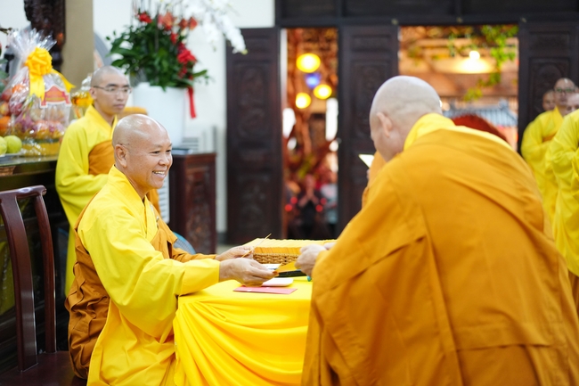 Đêm giao thừa chào đón năm Ất Tỵ 2025