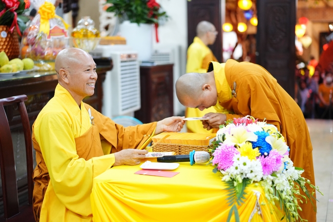 Đêm giao thừa chào đón năm Ất Tỵ 2025