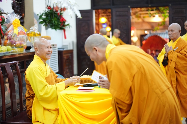 Đêm giao thừa chào đón năm Ất Tỵ 2025