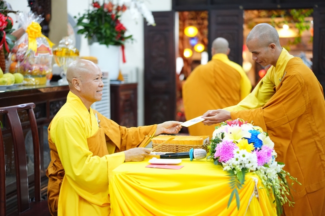 Đêm giao thừa chào đón năm Ất Tỵ 2025