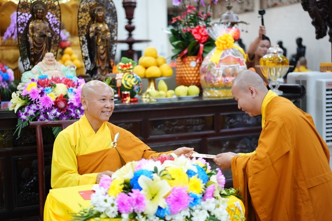 Đêm giao thừa chào đón năm Ất Tỵ 2025