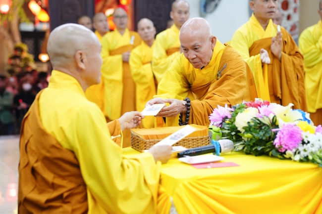 Đêm giao thừa chào đón năm Ất Tỵ 2025