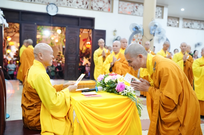 Đêm giao thừa chào đón năm Ất Tỵ 2025