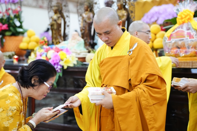 Đêm giao thừa chào đón năm Ất Tỵ 2025