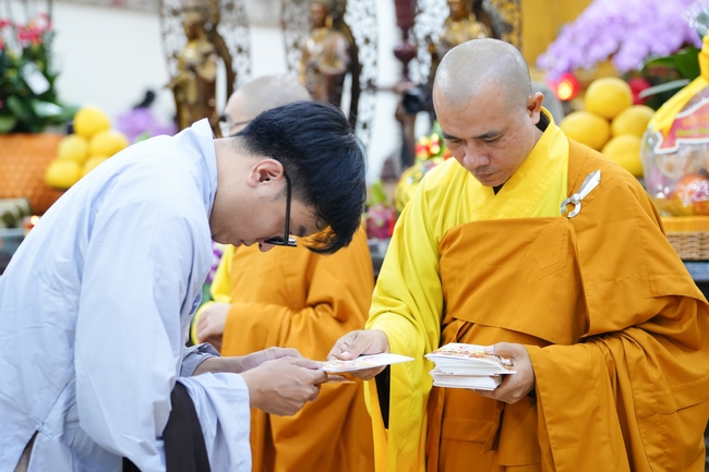 Đêm giao thừa chào đón năm Ất Tỵ 2025