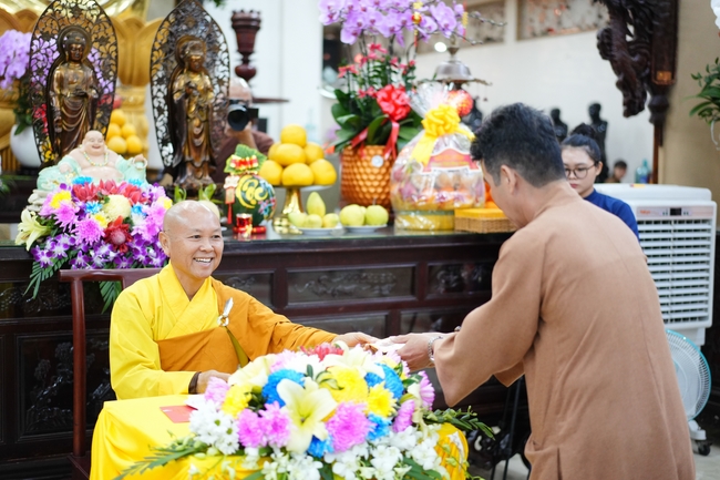 Đêm giao thừa chào đón năm Ất Tỵ 2025