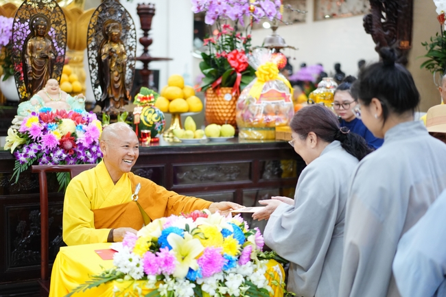 Đêm giao thừa chào đón năm Ất Tỵ 2025