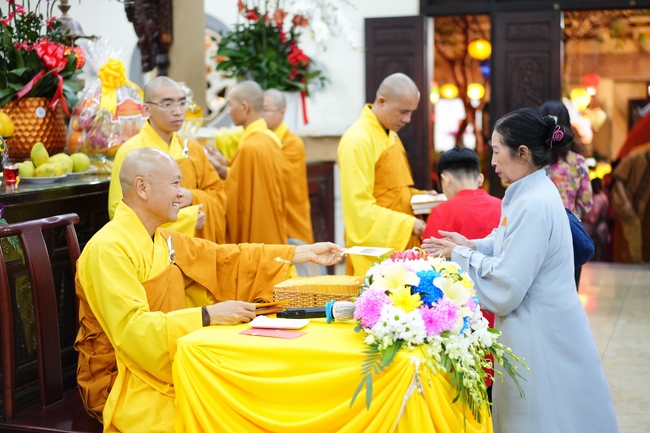 Đêm giao thừa chào đón năm Ất Tỵ 2025