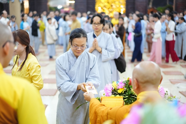 Đêm giao thừa chào đón năm Ất Tỵ 2025