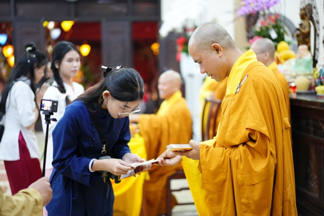 Đêm giao thừa chào đón năm Ất Tỵ 2025