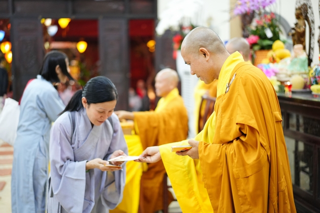 Đêm giao thừa chào đón năm Ất Tỵ 2025