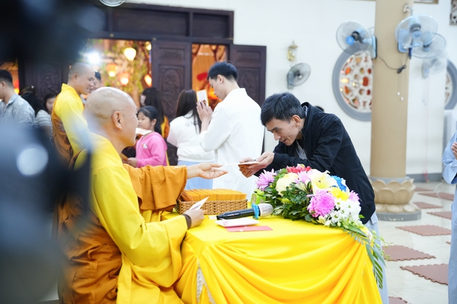 Đêm giao thừa chào đón năm Ất Tỵ 2025