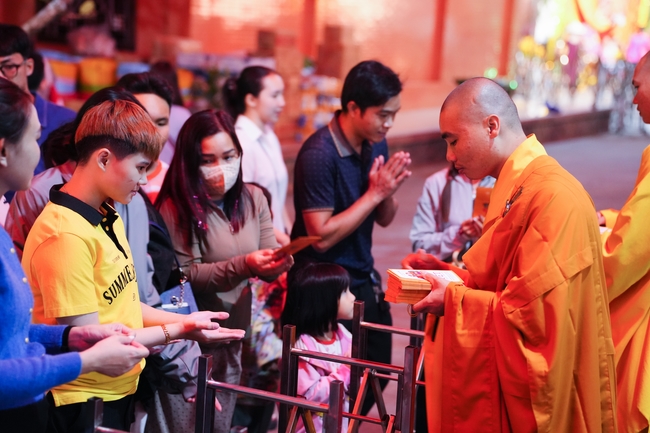 Đêm giao thừa chào đón năm Ất Tỵ 2025