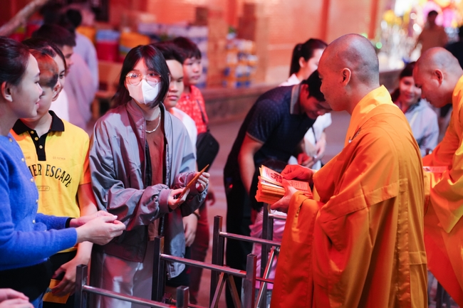 Đêm giao thừa chào đón năm Ất Tỵ 2025