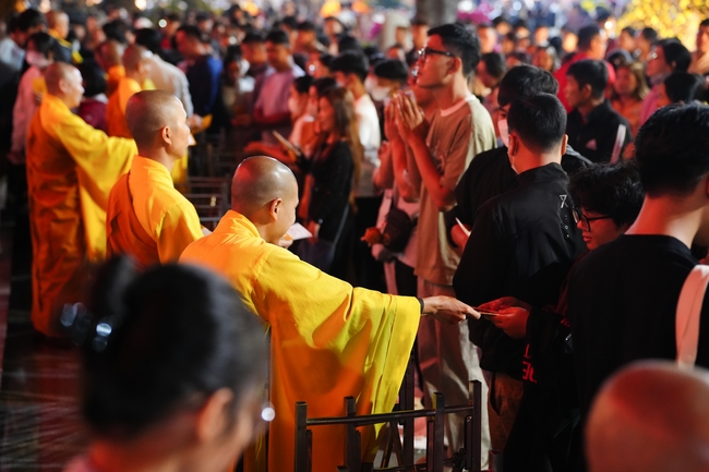 Đêm giao thừa chào đón năm Ất Tỵ 2025