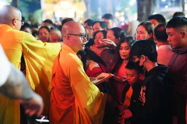 Đêm giao thừa chào đón năm Ất Tỵ 2025