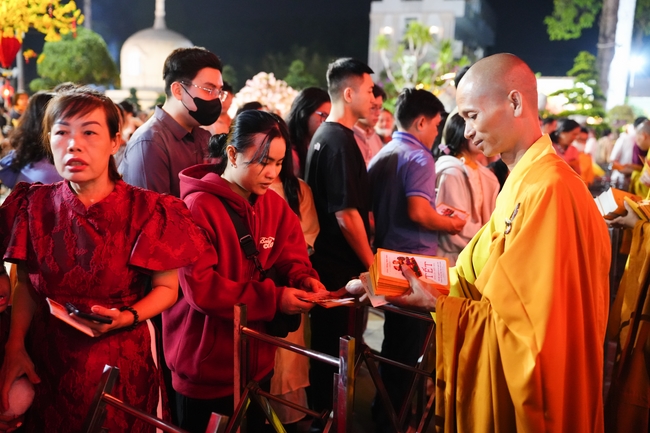 Đêm giao thừa chào đón năm Ất Tỵ 2025