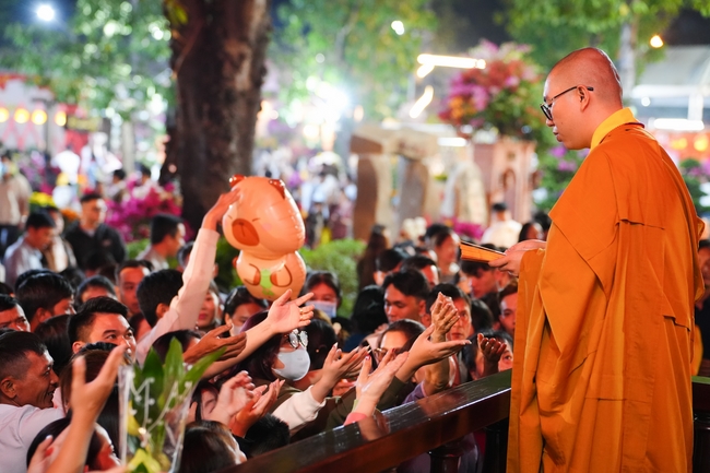 Đêm giao thừa chào đón năm Ất Tỵ 2025