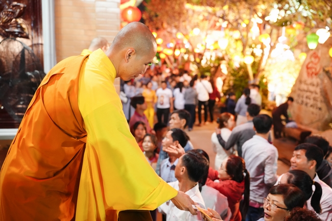 Đêm giao thừa chào đón năm Ất Tỵ 2025