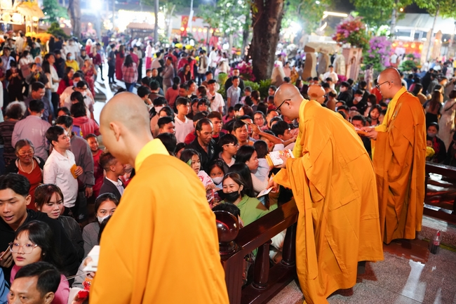 Đêm giao thừa chào đón năm Ất Tỵ 2025