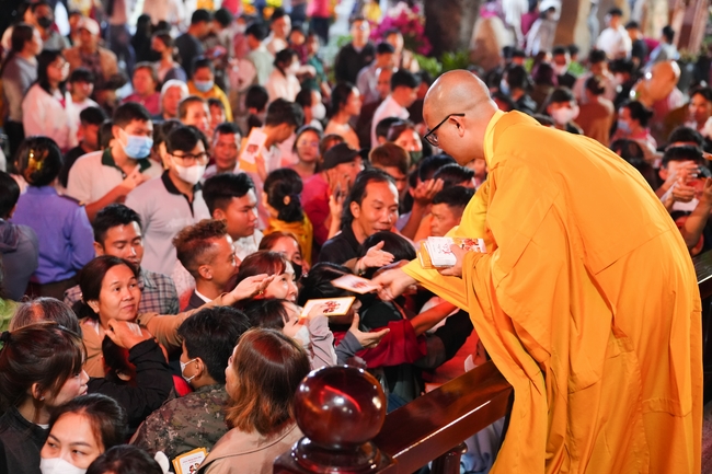 Đêm giao thừa chào đón năm Ất Tỵ 2025