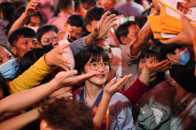 Đêm giao thừa chào đón năm Ất Tỵ 2025