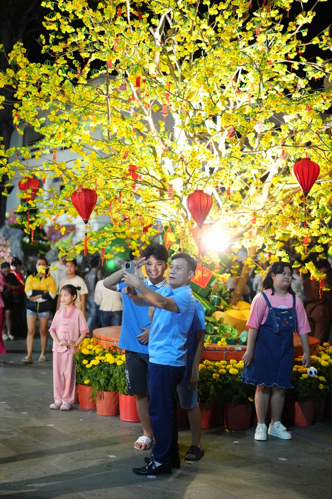 Đêm giao thừa chào đón năm Ất Tỵ 2025