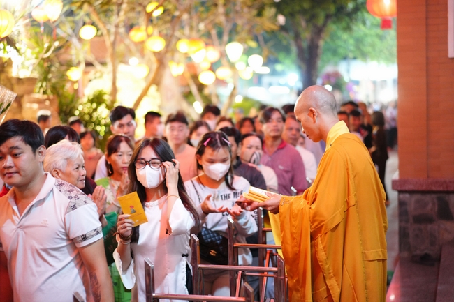 Đêm giao thừa chào đón năm Ất Tỵ 2025