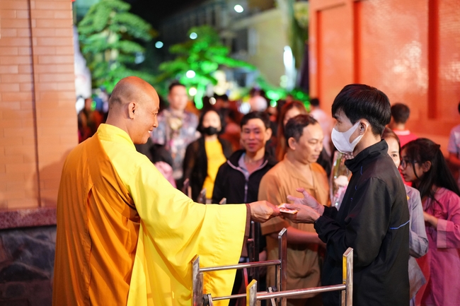 Đêm giao thừa chào đón năm Ất Tỵ 2025