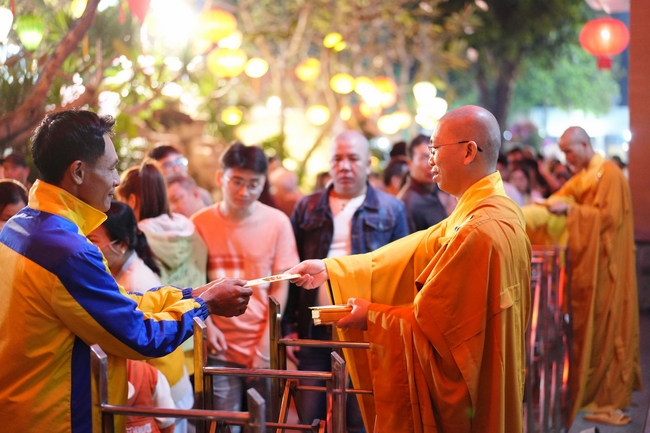 Đêm giao thừa chào đón năm Ất Tỵ 2025