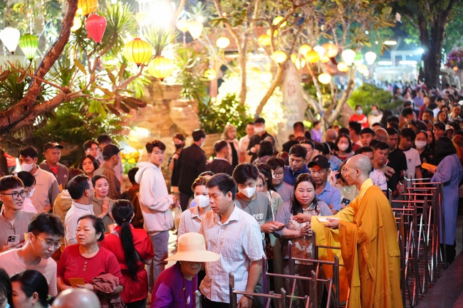 Đêm giao thừa chào đón năm Ất Tỵ 2025